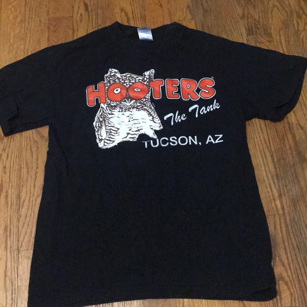 “Hooter’s” t shirt